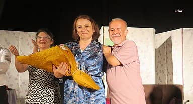 Foça'da 'lütfen kızımla evlenir misiniz'' tiyatro severlerden tam not aldı