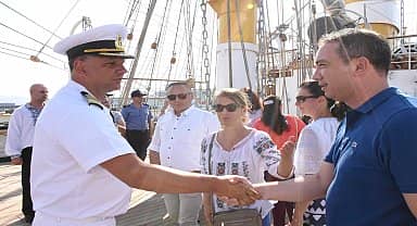 İtalya'dan İzmir'e gelen tarihi gemiyi Torbalı Belediyesi Bandosu karşıladı