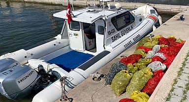 İzmir'de bin 400 kilo midyeye el konuldu