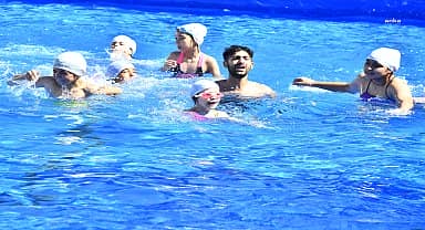 İzmir'de havuzlar kuruldu çocuklar mutlu