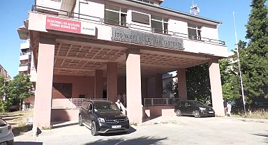 İzmir'de yıkım ihalesini alan firma, ödenek yetersizliği nedeniyle taşınamayan okula camı kırarak girdi... AES İzmir Temsilcisi Sarısayın: "Ödenek gelmediği için boşaltılamayan okulda yıkım yapmak, milletin malını ziyan etmektir"