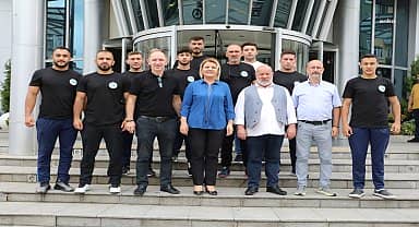 İzmit Belediye Başkanı Hürriyet, İzmitli pehlivanları Kırkpınar'a uğurladı