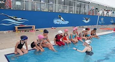 İzmit Belediyesi'nin yüzme havuzunda ücretsiz yaz dönemi eğitimleri başladı