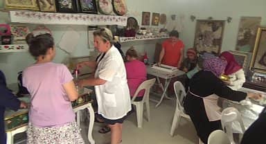 Kadirlili kadınlar Halk Eğitim Merkezi'nde eski eşyalarını yenileyerek ev ekonomisine katkı sağlıyor