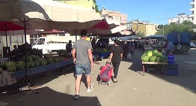 Kadirlili pazarcı, ÖTV zammına tepkili: "Tarlamızdan gelmiyor. Çiftçiye varsan çiftçi ağlıyor, pazara gelsen müşteri ağlıyor"