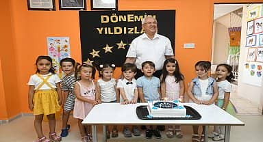 Karabağlar Belediye Başkanı Selvitopu, miniklerle pasta kesti