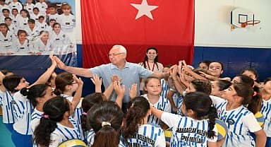 Karabağlar Belediye Başkanı Selvitopu, yaz spor okullarını ziyaret ederek öğrencilerle buluştu