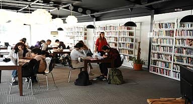 Karşıyaka'da yurttaşlar kütüphanelerden ücretsiz yararlanıyor