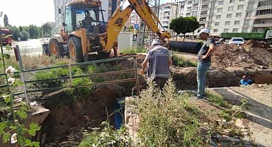 Kırşehir Belediyesi, yağmur suyu hattındaki boruları yeniledi