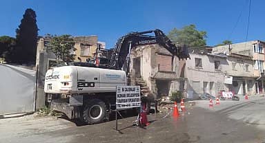 Konak'ta tehlike saçan iki binanın yıkımı gerçekleştirildi