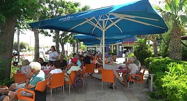 Konyaaltı Belediyesi ekipleri, emekli vatandaşları dinliyor