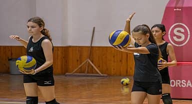 Kuşadalı çocuklar tatillerini yaz spor okulları ile değerlendiriyor