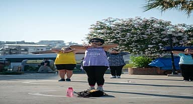 Kuşadalılar sabah sporu ile güne sağlıklı başlıyor