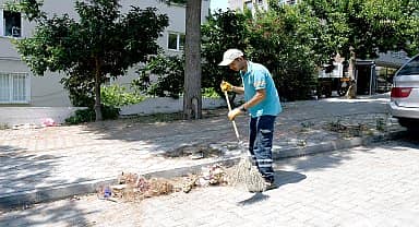 Kuşadası Belediyesi, dere yatağındaki temizlik çalışmalarını sıklaştırdı
