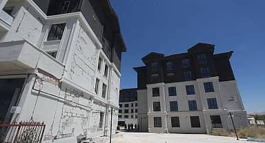 Malatya Yeşilyurt Belediyesi tarafından depremden 6 ay önce yaptırılan ve ağır hasar alan bina sakinleri, mağduriyetlerinin giderilmesini bekliyor