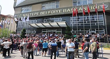 Maltepe Belediyesi Emekçileri, Belediye binasına düzenlenen saldırıyı protesto etti: "Var olan huzur ortamını karanlık odakların bozmasına izin vermeyeceğiz"