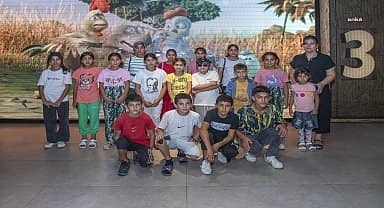 Mersin Büyükşehir Belediyesi ve Uluslararası Göç Örgütü'yle hiç sinemaya gitmemiş çocuklar için etkinlik düzenlendi