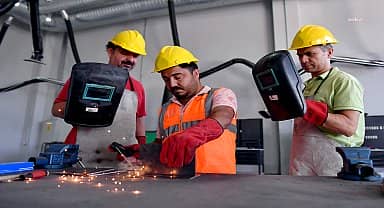 Mersin Büyükşehir'in Mercek'leri meslek edindiriyor