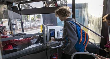 Mersin Büyükşehir otobüsleri, öğrencileri 1 liraya taşımaya devam ediyor