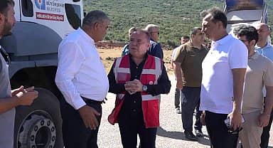 Muhittin Böcek biçerdöverle buğday hasadı yaptı