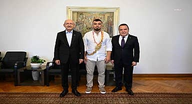 Muhittin Böcek ve Başpehlivan Yusuf Can Zeybek'ten CHP Genel Başkanı Kılıçdaroğlu'na ziyaret 