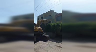 Osmaniye'de ağır hasarlı binanın yıkımı sırasında iş makinesinin çarptığı elektrik direği devrildi