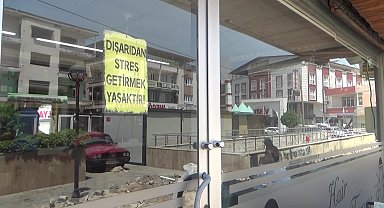 Osmaniyeli berber iş yerinin kapısına ' Dışarıdan Stres Getirmek Yasaktır' yazısı astı