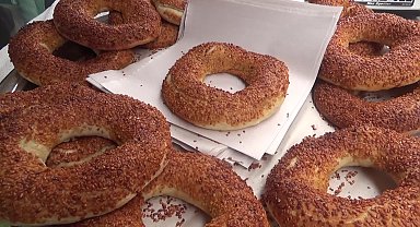 Osmaniyeli simit satıcısı: "Kahvehaneye giriyorum arkadaşlar birbirlerine simit ısmarlamıyor, tek kendileri yiyor"