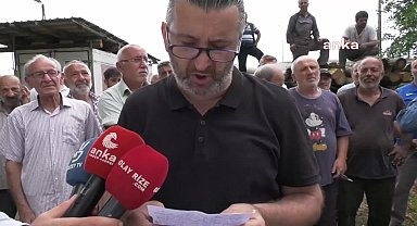 Rize'de Söğütlü ve Balıkçı Köyü sakinleri, yıkım kararına karşın sahil yoluna kurulan şantiyenin kaldırılmamasını protesto etti