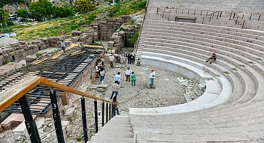 Roma Tiyatrosu'nun kapıları üniversiteli gençlere açıldı
