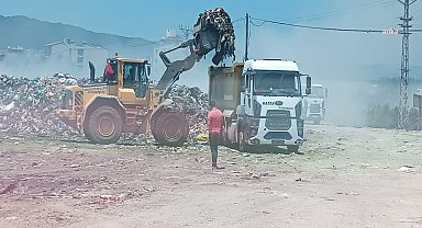 Samandağ Belediyesi'den Yeşilada'da çöp kaldırma çalışması 