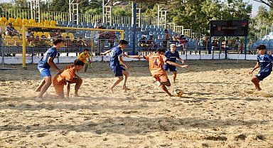 Seferihisar'daki plaj futbol turnuvasında sakin şehrin gençleri şampiyon oldu