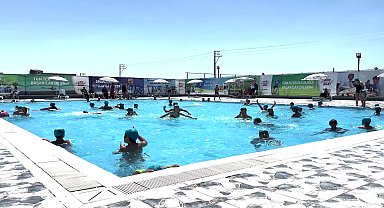 Seyhan'da çocuklar hem yüzüyor hem eğleniyor