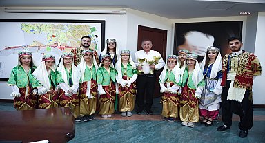 Seyhanlı Halk Oyunları Takımı'ndan Belediye Başkanı Akay'a Kupalı Ziyaret