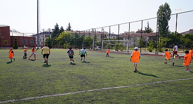 Tepebaşı Belediyesi'nin futbol yaz okulu başladı