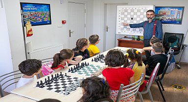 Tepebaşı'nda öğrenciler yaz tatillerini belde evlerinde geçiriyorlar