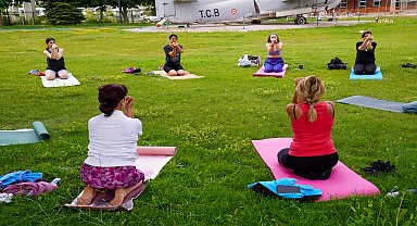 Tepebaşı'nda vatandaşlar açık havada yoga yapıyor 