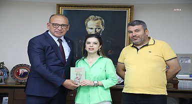 Turgutlulu öğretmen ilk kitabının heyecanını Belediye Başkanı Akın'la paylaştı