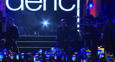 Uluslararası İstanbul Büyükçekmece Kültür Ve Sanat Festivali'ndeki İrem Derici Konserinde ışıklar, Özkan Uğur için söndü