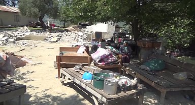 Yıkım kararı olan ağır hasarlı evi ekipler tarafından yıkılan Osmaniyeli vatandaş: "Evimi ekip geldi yıktılar, ne konteyner verdiler ne bir şey verdiler"