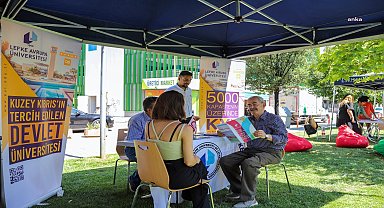 Yılmaz Büyükerşen'den gençlerin standına ziyaret