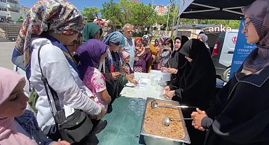 Yozgat Cumhuriyet Alanı'nda aşure dağıtıldı, insanlar kuyruk oluşturdu