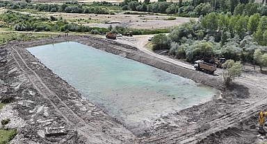 Ankara Büyükşehir Belediyesi'nden hayvan su içme göletinde temizlik çalışması