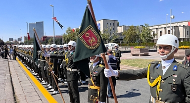 Ankara'da Zafer Bayramı nedeniyle resmi geçit düzenlendi
