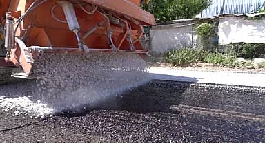 Antalya Büyükşehir Belediyesi, Korkuteli'de kanalizasyon imalatının ardından asfaltlama çalışmalarına başladı 