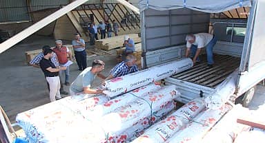 Antalya Büyükşehir Belediyesi'nden fırtınada seraları zarar gören çiftçilere sera naylonu yardımı