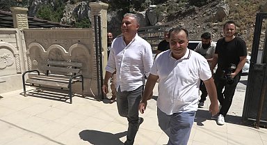 Antalya Muratpaşa Belediye Başkanı Uysal, Üçoluk Yaylası'ndaki aşure dağıtımına katıldı