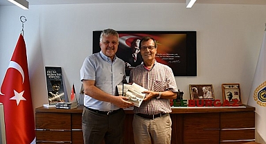 Araştırmacı Yazar Ali Arslan, Lüleburgaz'ın kent arşivine 3 ciltlik yeni eserini kazandırdı