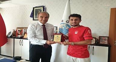 Arguvan Belediye Başkanı Kızıldaş, Milli Atlet Salih Korkmaz'ı makamında konuk etti
