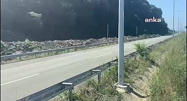 Artvin'in Arhavi ilçesinde Karadeniz sahil yolu kenarına dökülen çöpler vatandaşların tepkisine neden oldu